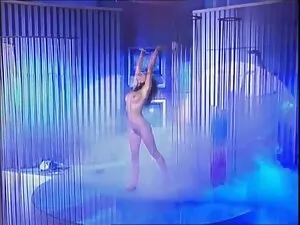 Roxanne Hall obtient ...